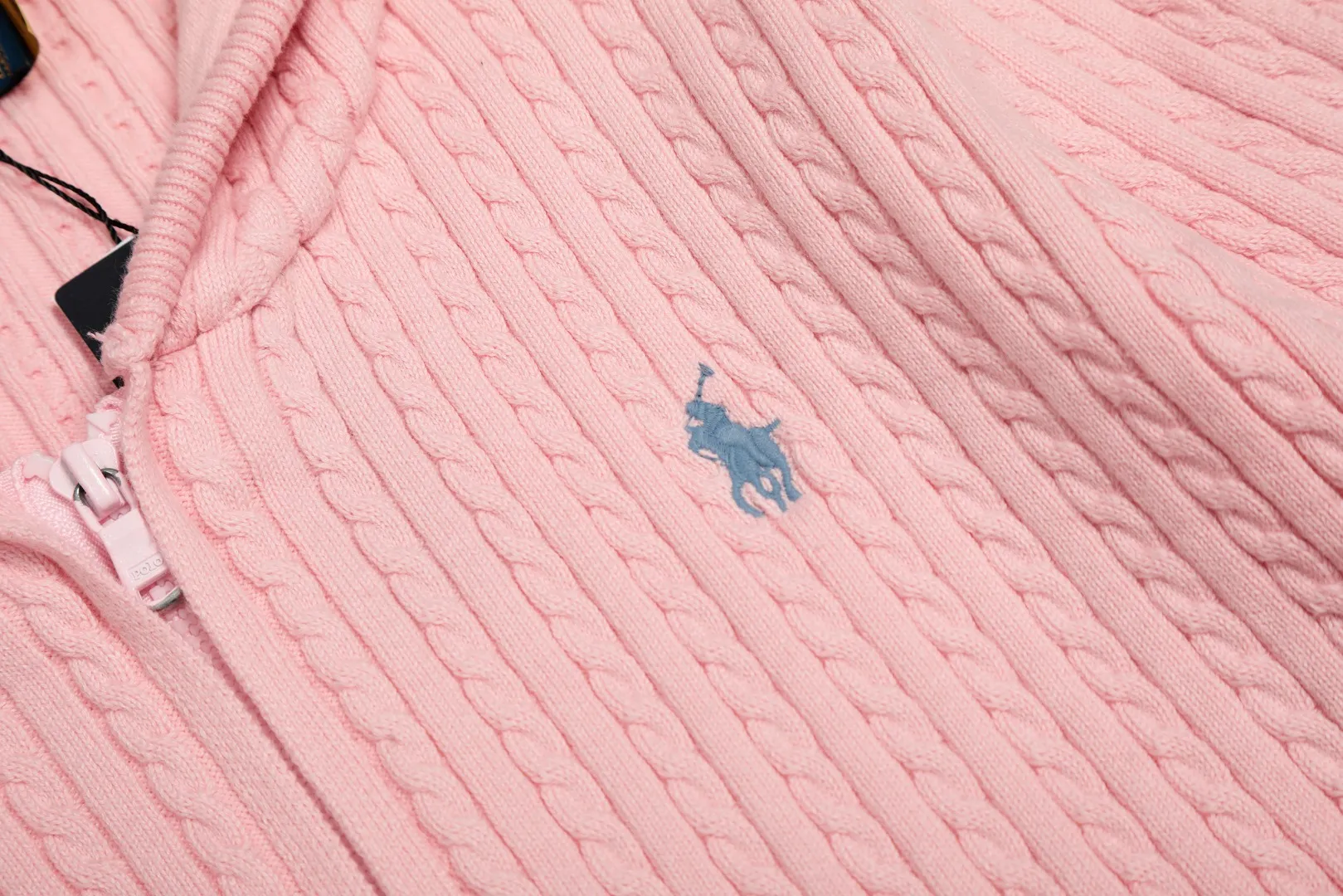 P310 Top quality" Style number: DS501# (not off the shelves all year round) [Ralph Lauren small twist solid color pony embroidered logo full zipper hooded jacket] ✅Ralph Lauren old money style classic basic versatile goddess style small twist zipper hooded jacket ✅Main supplier platform live broadcast Wholesale entity Replenish when out of stock Not off the shelf ✅ZP quality 1:1 version Scan the code to enter the GF website Counter quality ✅Customized zipper color is the same The full zipper stitching hood is very complicated. The small twist process takes a long time and the cost is extremely high. ✅The quality of the details is the only one in Guangzhou. Imported quality cotton yarn, focusing on high-end, cost-effective, good quality. Needless to say, the goddess’s upper body is really amazing, so sweet, so beautiful. This coat is really good-looking. Navy blue, apricot, pink, yellow, purple, light blue, Chinese red